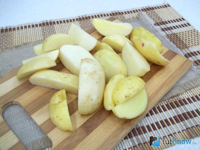 Картофель очищен, вымыт и нарезан дольками