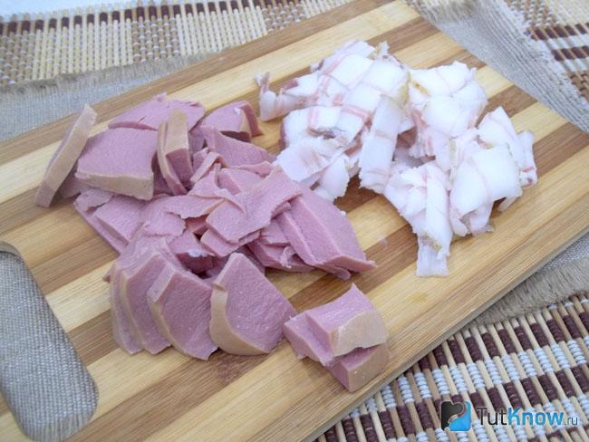 Сало и колбаса нарезаны дольками