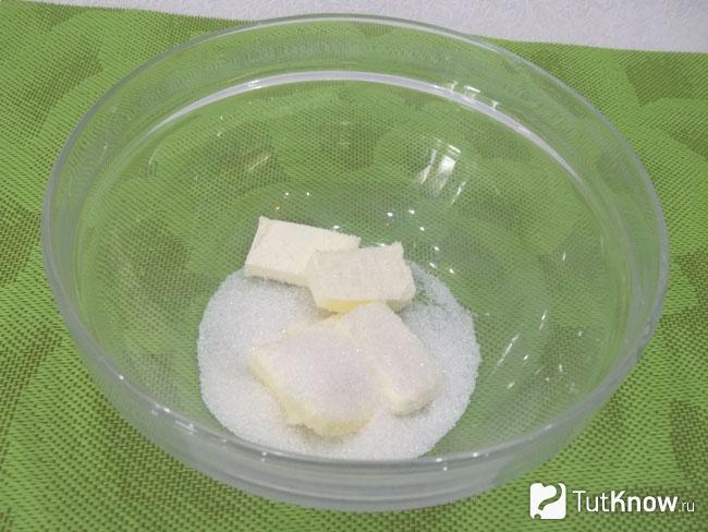 Сливочное масло комнатной температуры соединено с сахаром