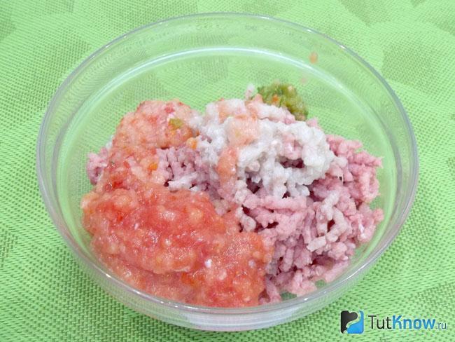 Мясо, помидоры, лук и чеснок перекручены на мясорубке