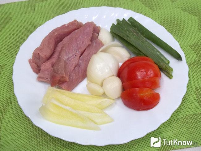 Мясо, помидоры, лук и чеснок нарезаны для мясорубки