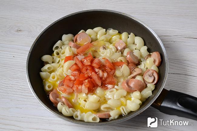 Помидоры добавлены в сковороду с макаронами
