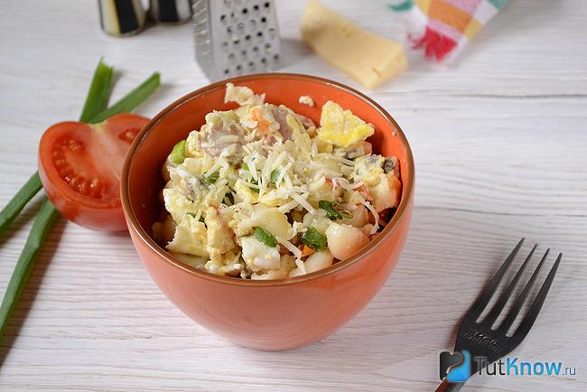 Макароны с яйцами и помидорами, приготовленные на сковороде, поданы к столу