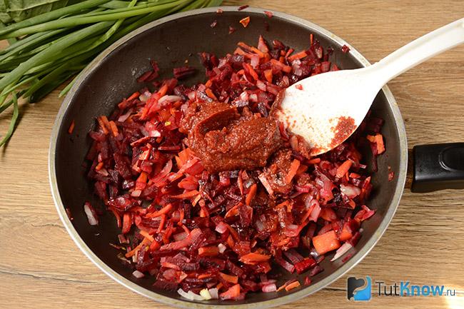 Томатная паста добавлена к моркови и свекле