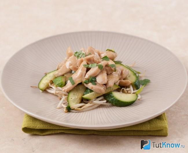 Курица с ростками сои