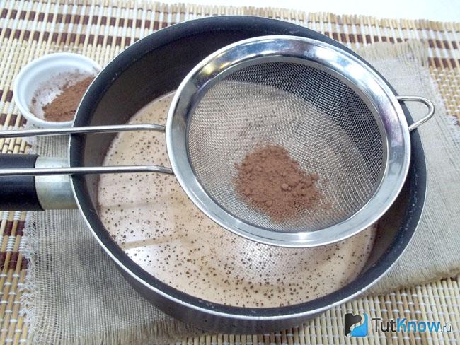 К сливкам через сито просеяно какао