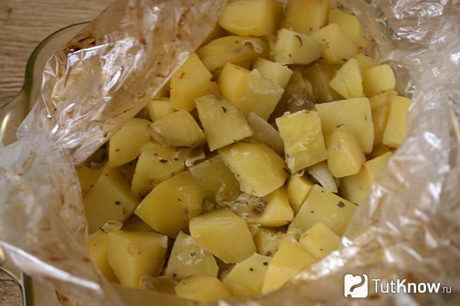 Кусочки запеченной картошки в рукаве