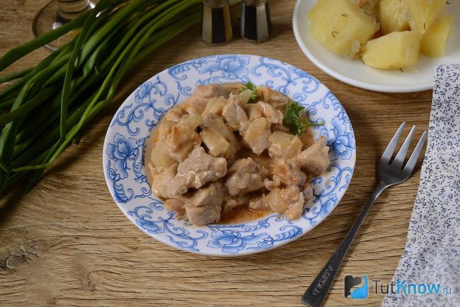 Мясо тушеное в сметане с паприкой подано к столу