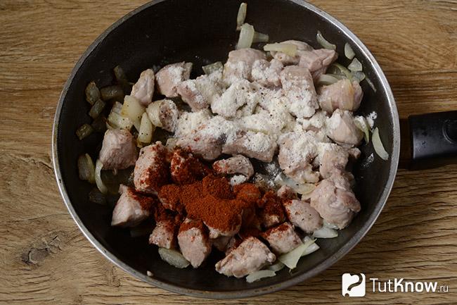 Куски мяса покрыты черным перцем, паприкой, солью и мукой
