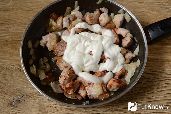Сметана поверх мяса