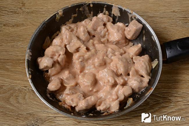 Тушеные куски мяса на сковороде