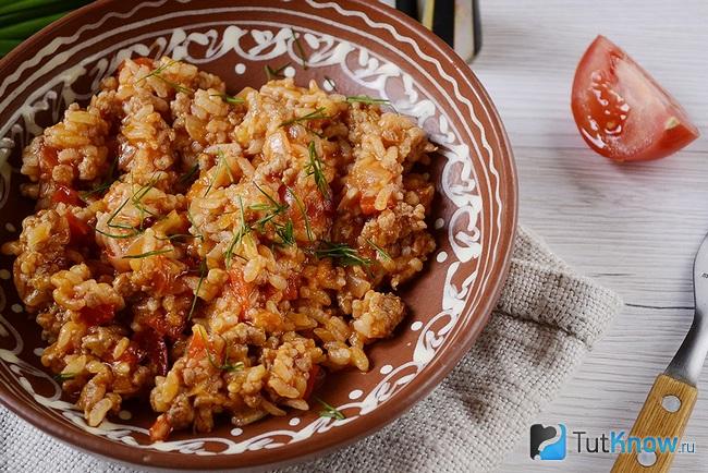 Рис с фаршем и овощами подан к столу