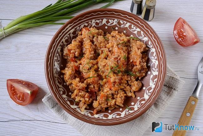 Вид сверху на тарелку с рисом и фаршем