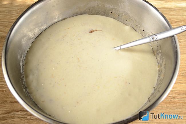 Миска с перемешанными ингредиентами для манника
