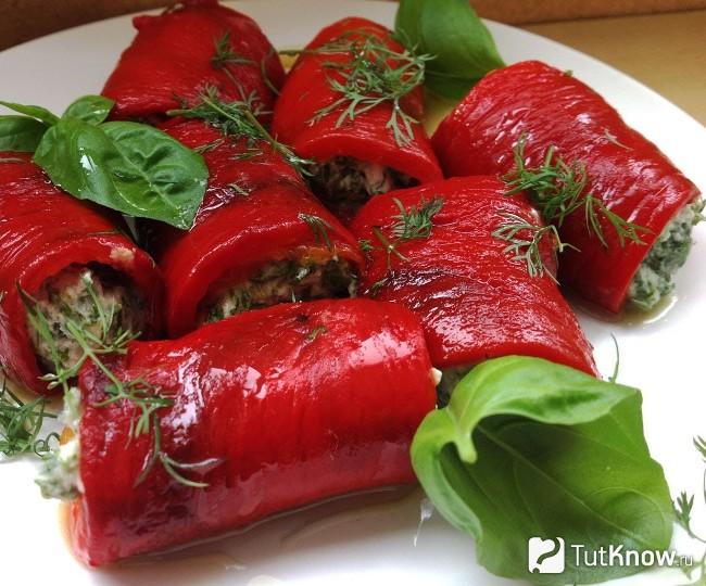Перец с чесноком и базиликом