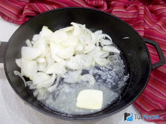 Репчатый лук нашинкован полукольцами и жарится в сковороде на масле