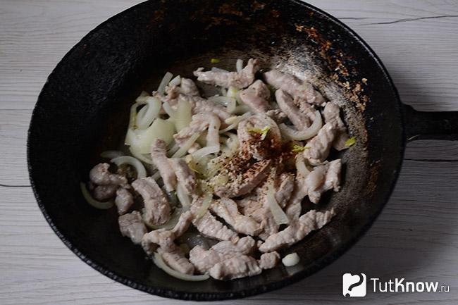 Специи добавлены к мясу и луку