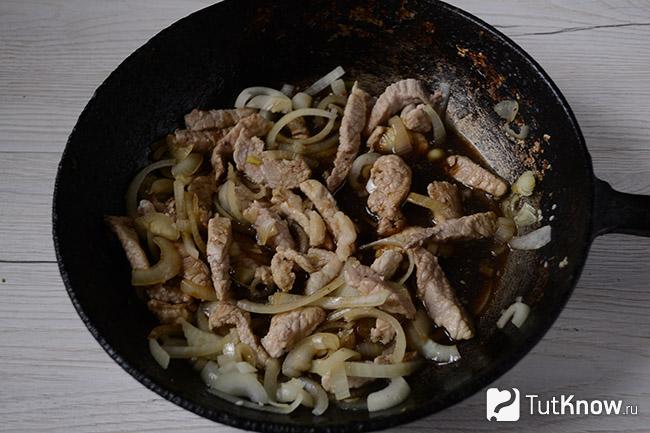 Соевый соус и чеснок добавлены к мясу и луку