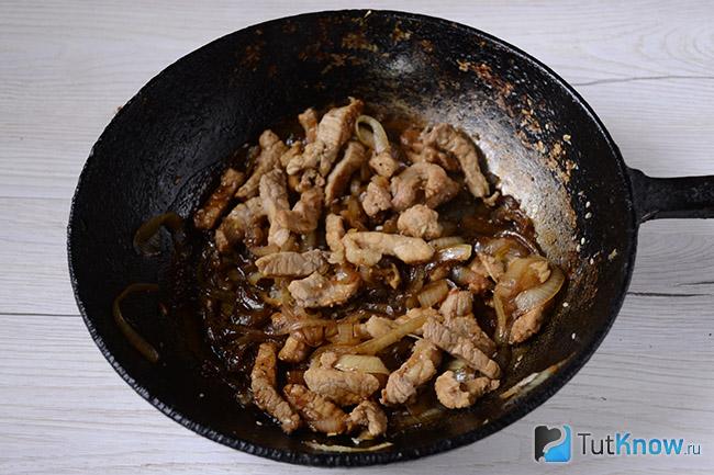 Готовое мясо в сковороде