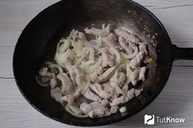 Мясо и лук на сковороде