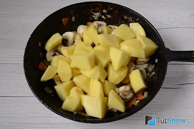 Картошка добавлена в сковородку с овощами