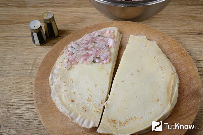 Порция фарша на краю блина