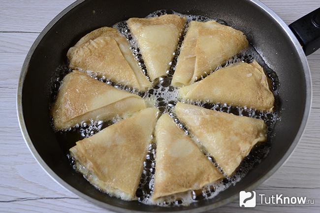 Бендерики с мясом обжариваются на сковороде