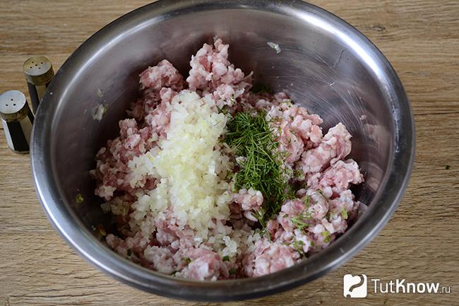 Мясной фарш, лук и зелень в миске