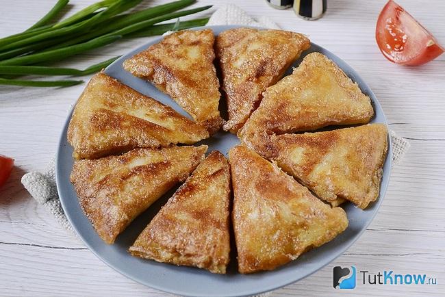 Украинские бендерики с мясом поданы к столу
