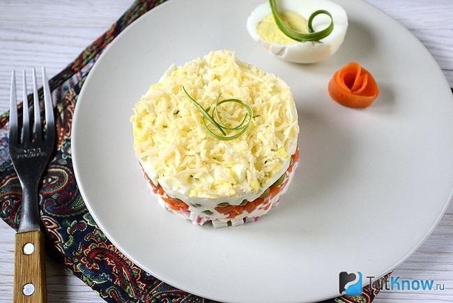 Салат из крабовых палочек с зелёным горошком и морковкой подан к столу