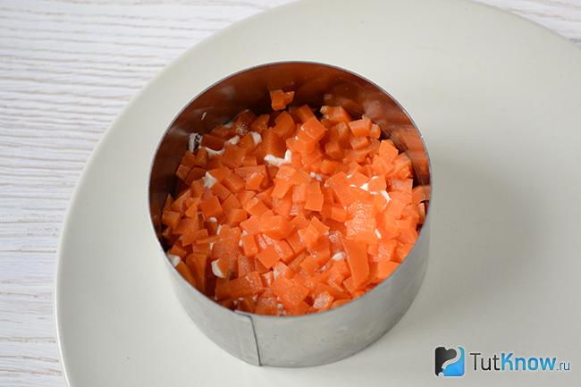Слой морковки в кулинарном кольце