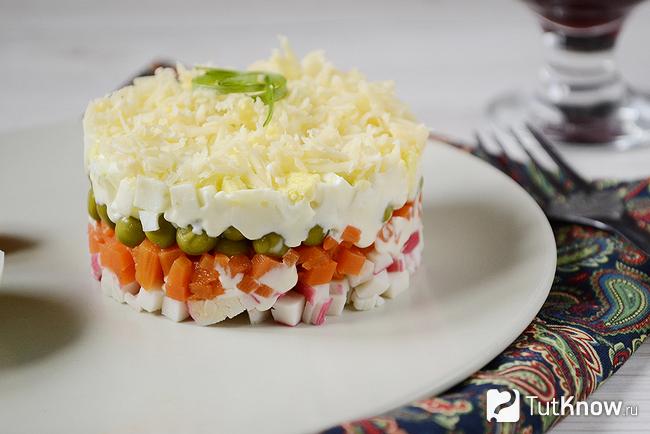 Салат из крабовых палочек с зелёным горошком и морковкой вид сбоку