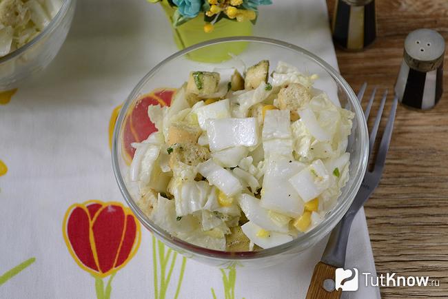 Салат из пекинской капусты с кукурузой и сухариками готов к употреблению