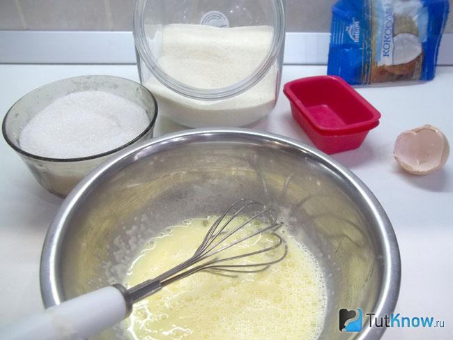 Продукты перемешаны венчиком до однородности