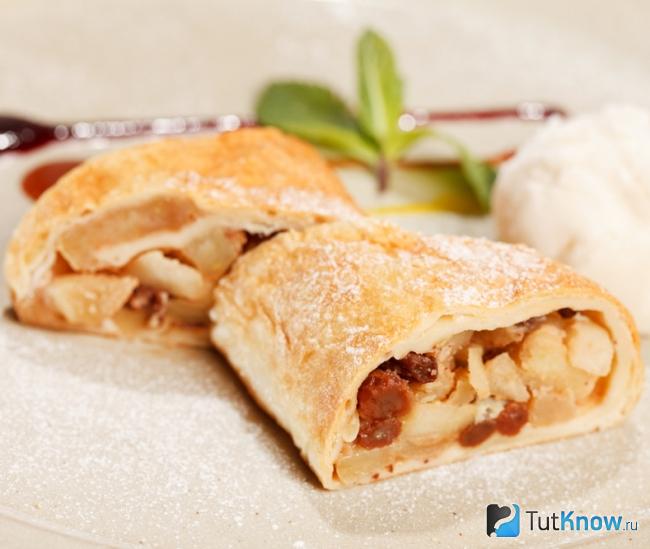 Штрудель с яблоками и изюмом