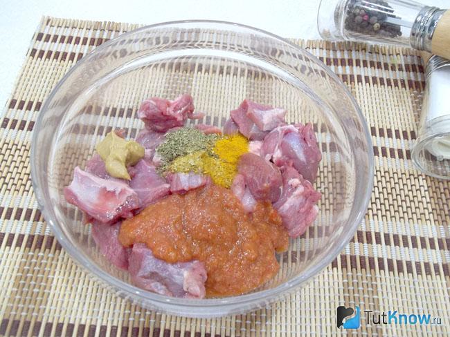 К мясу добавлено ткемали, горчица, соль, перец и все пряности