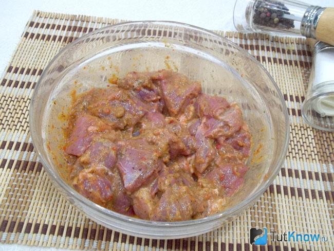 Мясо перемешано с ткемали и оставлено мариноваться на час