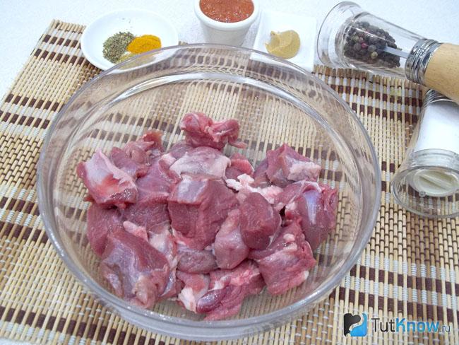 Мясо нарезано кусочками