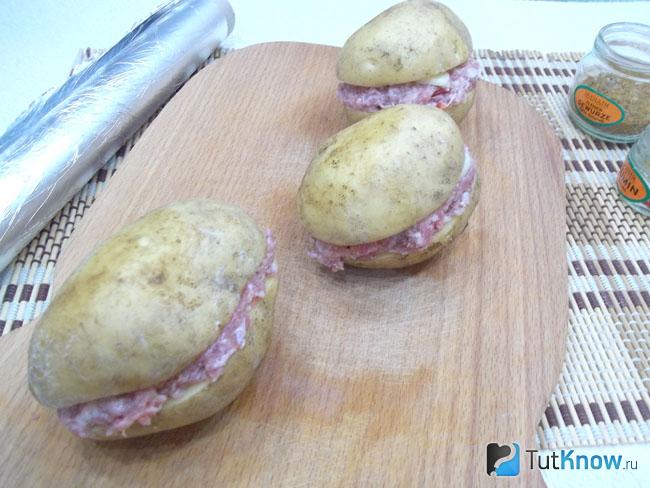 Фарш прикрыт второй половинкой картофеля