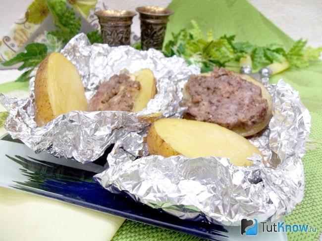 Готовый картофель с фаршем в фольге