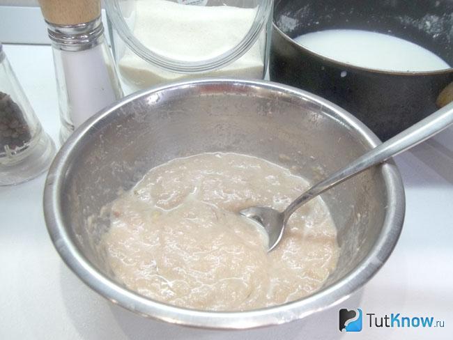 Добавлена манка и продукты перемешаны