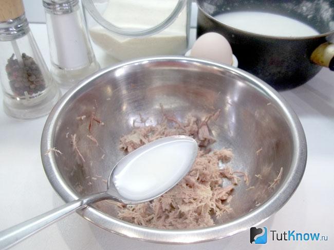 К мясу налито молоко