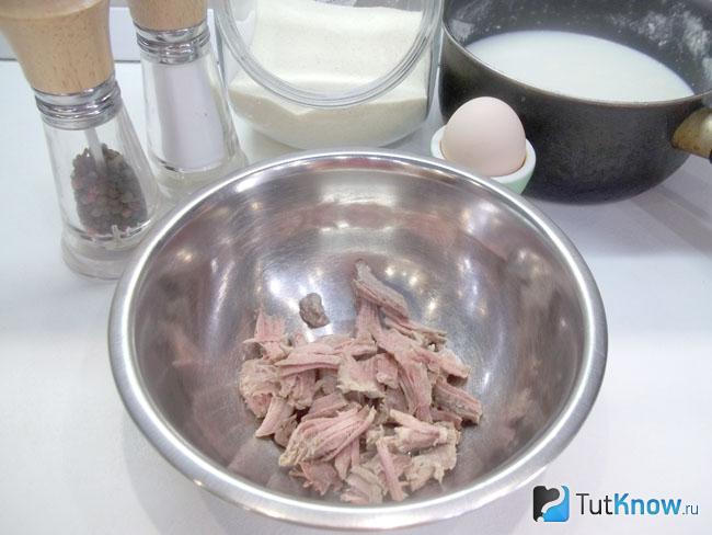 Отваренное мясо порвано по волокнам и сложено в миску
