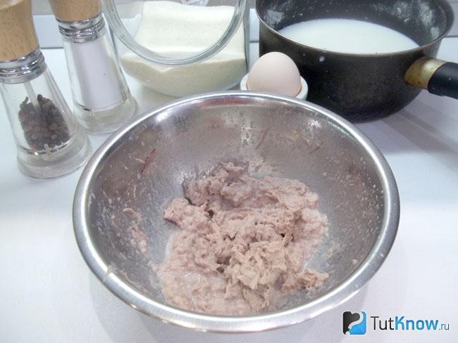Мясо взбито блендером до однородности