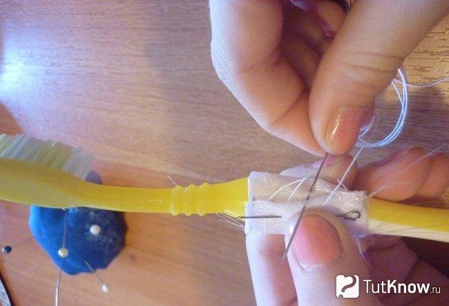 Пришивание корсета к ручке зубной щётки