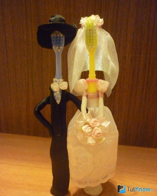 Две куклы из зубных щёток