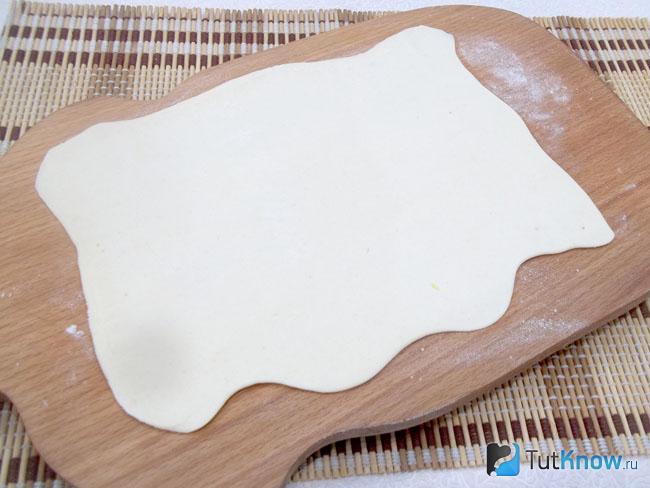 Тесто раскатано скалкой