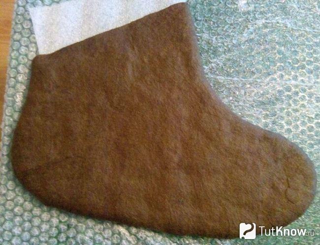 Коричневая шерсть уложена поверх жёлтой