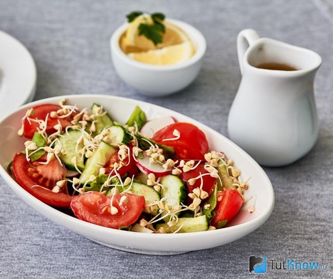 Салат с проростками гречки
