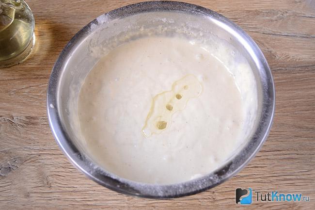 Масло добавлено в миску с ингредиентами для панкейка